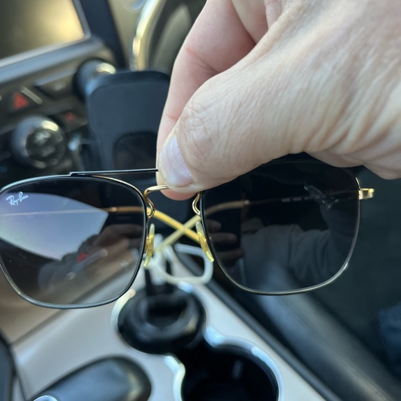 Like new unisex Ray-Ban sunglasses beautiful and very stylish for any event. - Picture 5 of 6